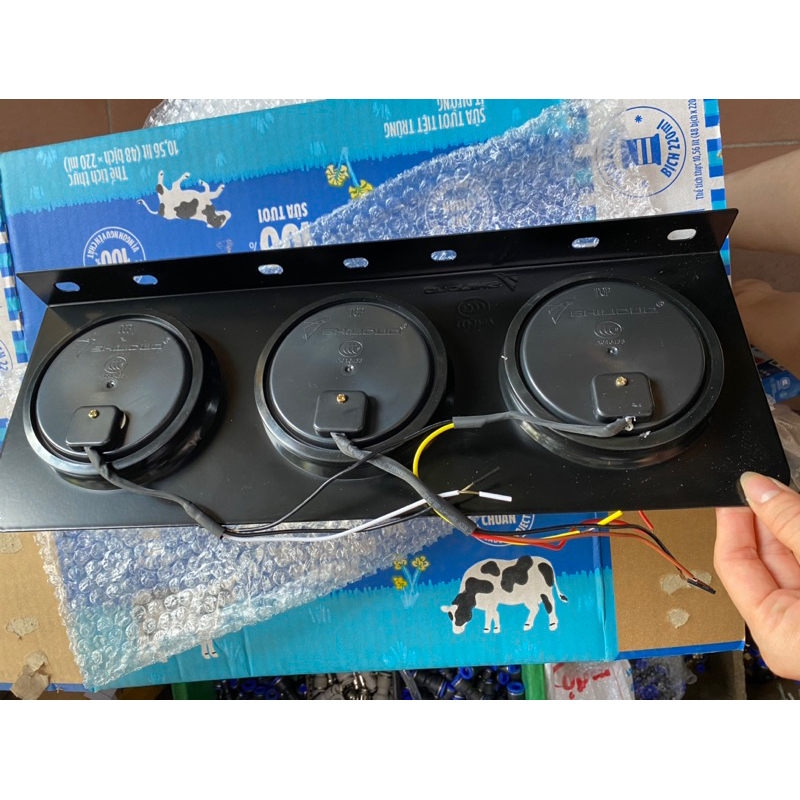 Đèn led hậu 3 ngăn cho xe tải 12v , 24v hàng silidu loại 1 thay được từng mắt cả đôi  hoặc 1 bên sd2008
