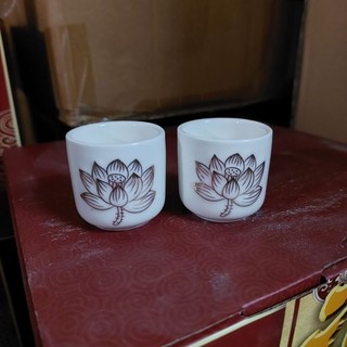 Chung nước lẻ hoa sen nổi hàng bạch ngọc trắng