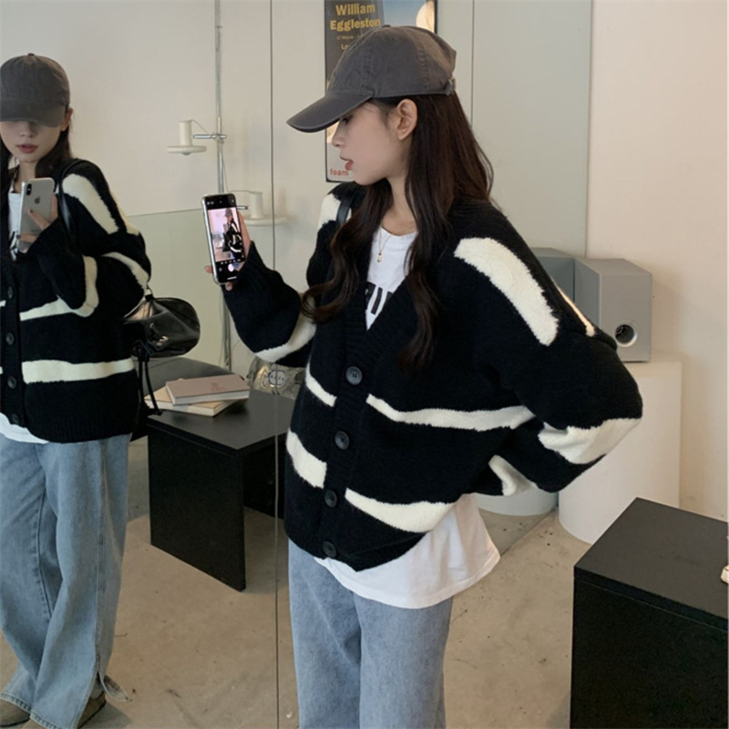 Áo cardigan len nữ phối màu đen sọc kem, Áo khoác ngoài dáng dài dày dặn | BigBuy360 - bigbuy360.vn