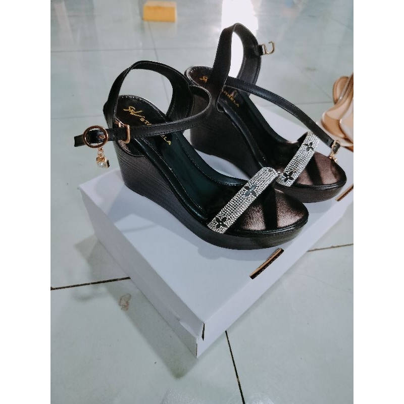 Giày  sandanl  bản xoàn  khóa  gài. xuồng đế  bằng  9cm