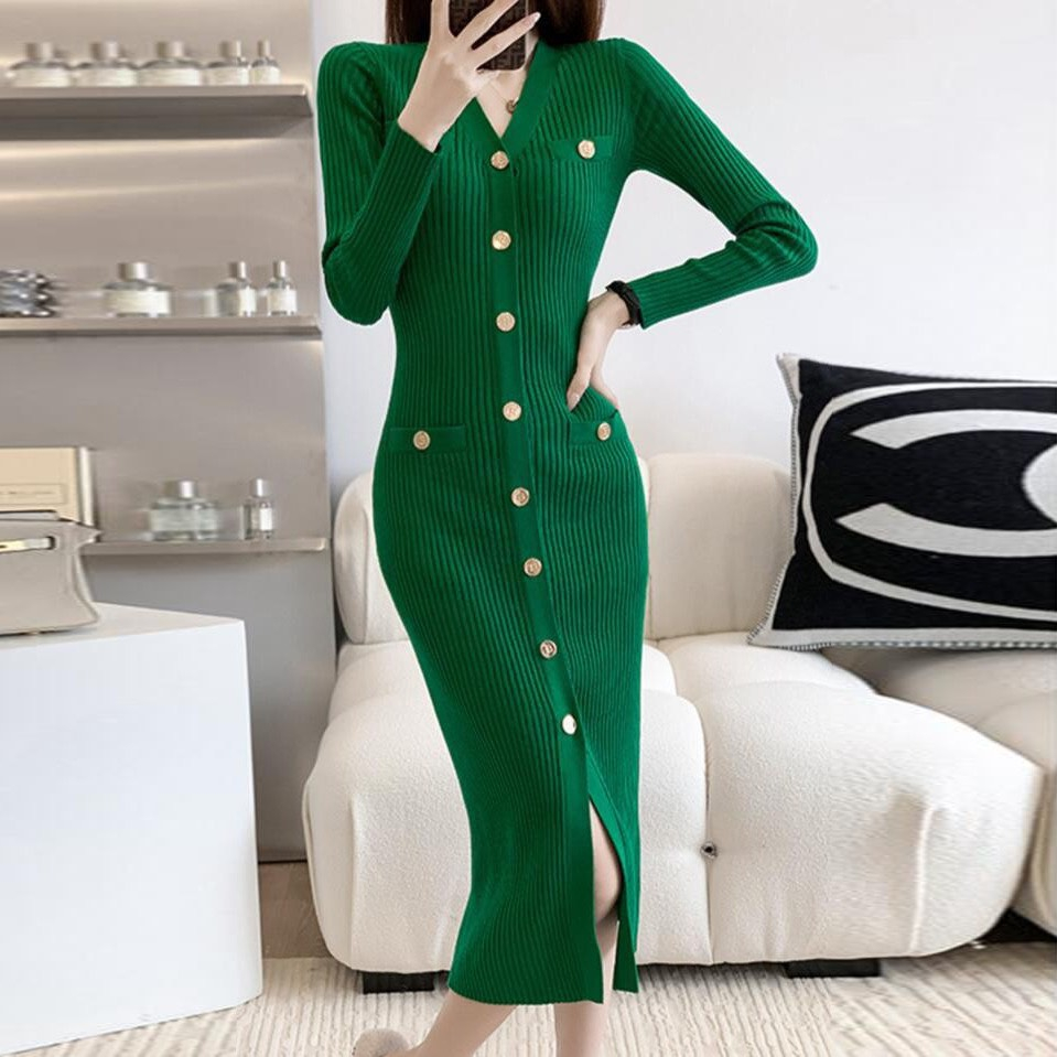 Váy len body cổ V phối cúc, Váy len dáng dài ôm tông dáng, Chất liệu len quảng châu cao cấp. mềm mại, Không xù lông