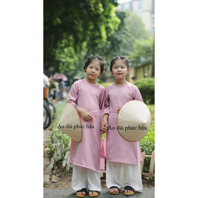 Áo dài bé gái cổ tròn tay lỡ trơn