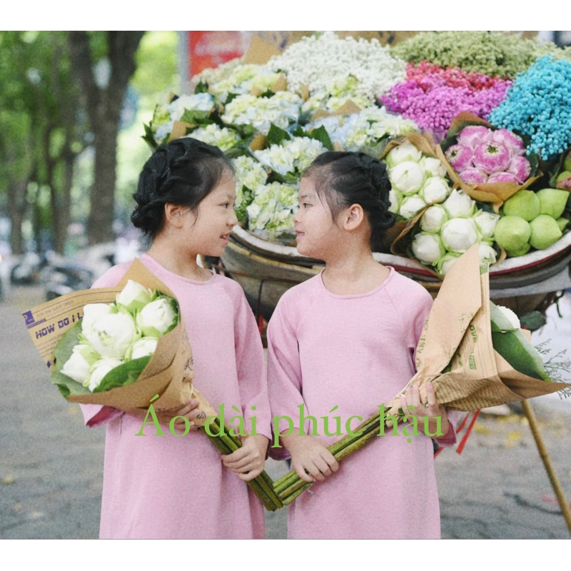 Áo dài bé gái cổ tròn tay lỡ trơn