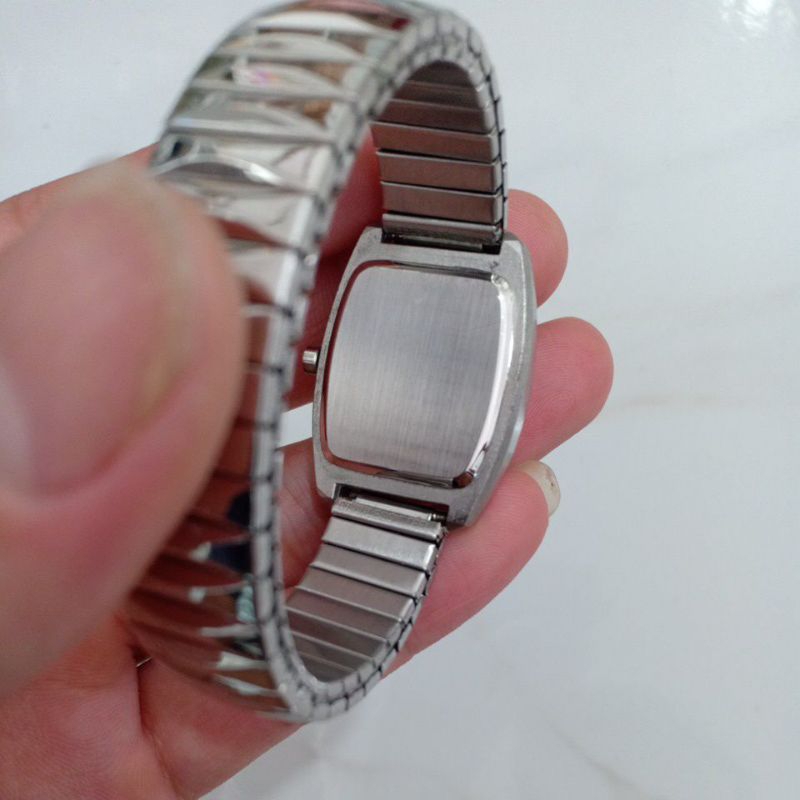 Đồng hồ si nữ hiệu NO BRAND dây chun màu bạc mặt tank độ mới cao 92%