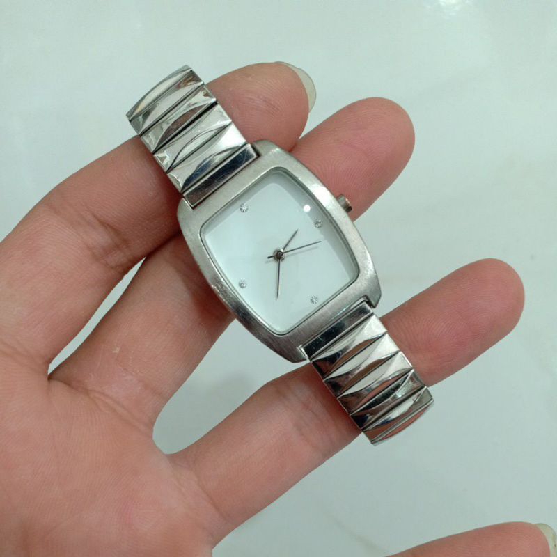 Đồng hồ si nữ hiệu NO BRAND dây chun màu bạc mặt tank độ mới cao 92%