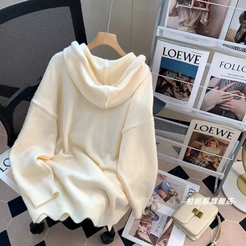 Áo len cardigan màu be thêu Gấu Dâu Losto hồng có khuy hoodie có mũ len xoắn có khuya oversize dài rộng