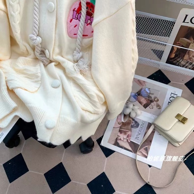 Áo len cardigan màu be thêu Gấu Dâu Losto hồng có khuy hoodie có mũ len xoắn có khuya oversize dài rộng