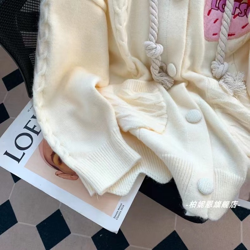 Áo len cardigan màu be thêu Gấu Dâu Losto hồng có khuy hoodie có mũ len xoắn có khuya oversize dài rộng