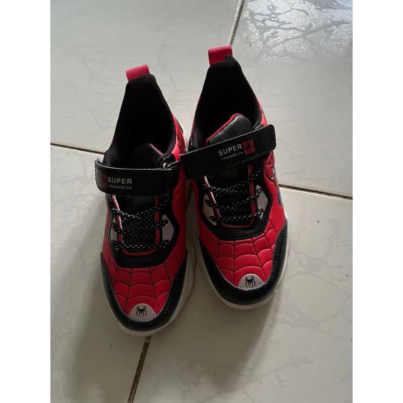 Thanh lý giày siêu nhân nhện bé size 31