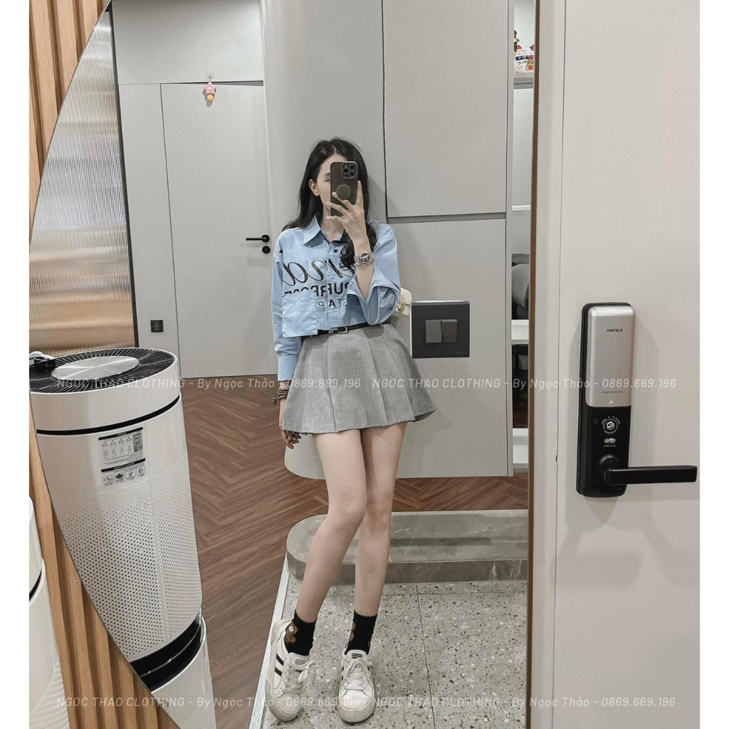 SET ÁO XANH IN CHỮ TAY DÀI CROPTOP + CHÂN VÁY XÁM XẾP LY + DÂY NỊT ĐEN