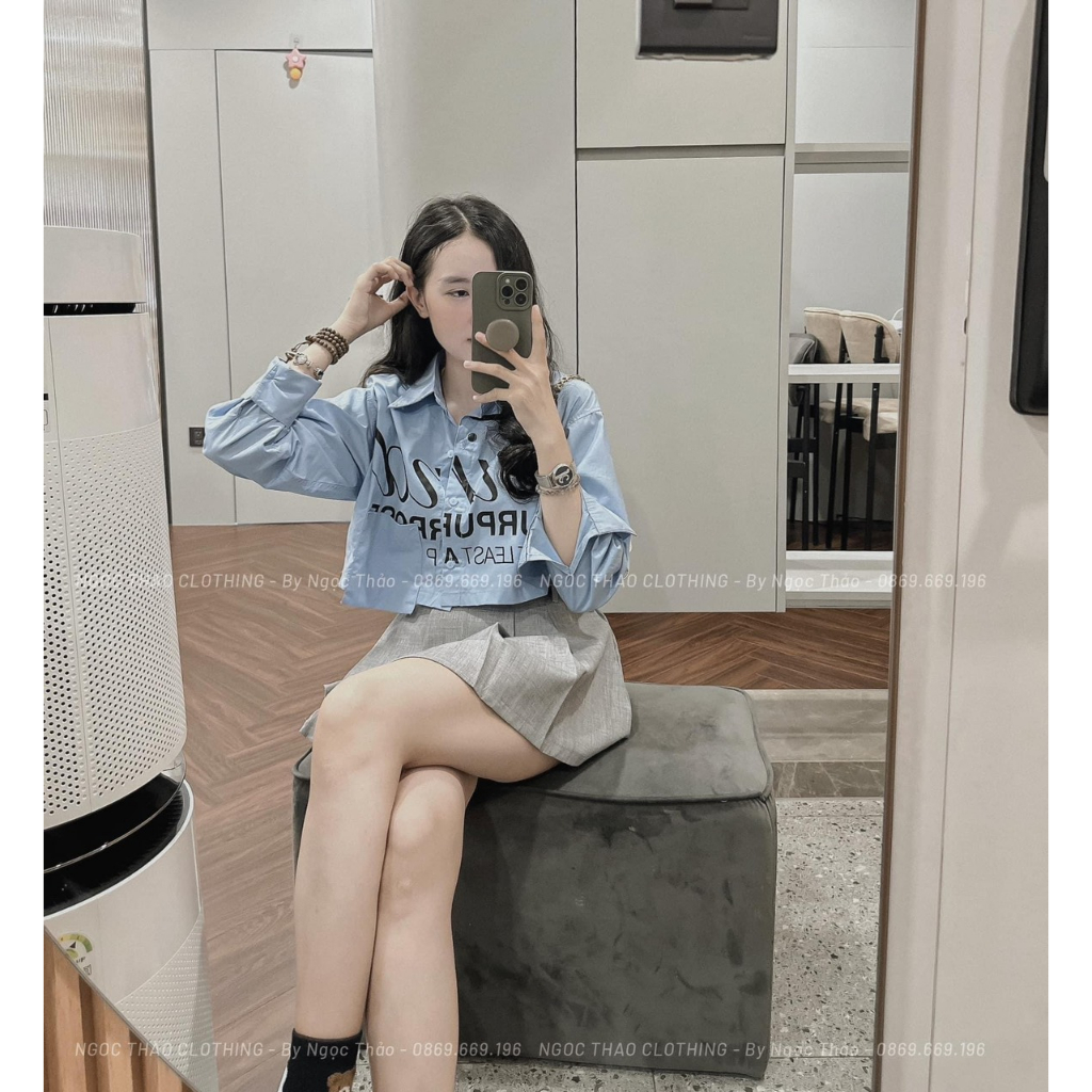 SET ÁO XANH IN CHỮ TAY DÀI CROPTOP + CHÂN VÁY XÁM XẾP LY + DÂY NỊT ĐEN
