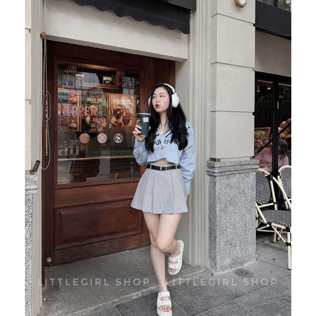 SET ÁO XANH IN CHỮ TAY DÀI CROPTOP + CHÂN VÁY XÁM XẾP LY + DÂY NỊT ĐEN