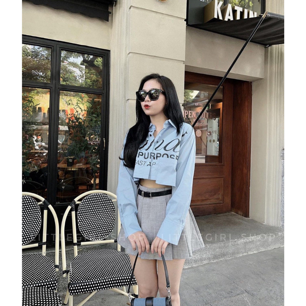 SET ÁO XANH IN CHỮ TAY DÀI CROPTOP + CHÂN VÁY XÁM XẾP LY + DÂY NỊT ĐEN