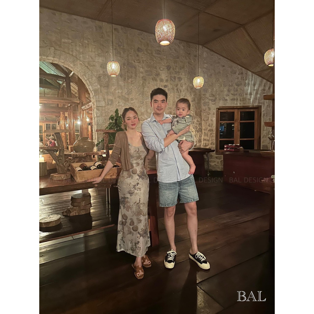 Váy 2 dây kèm áo choàng nâu rất hợp mùa thu
