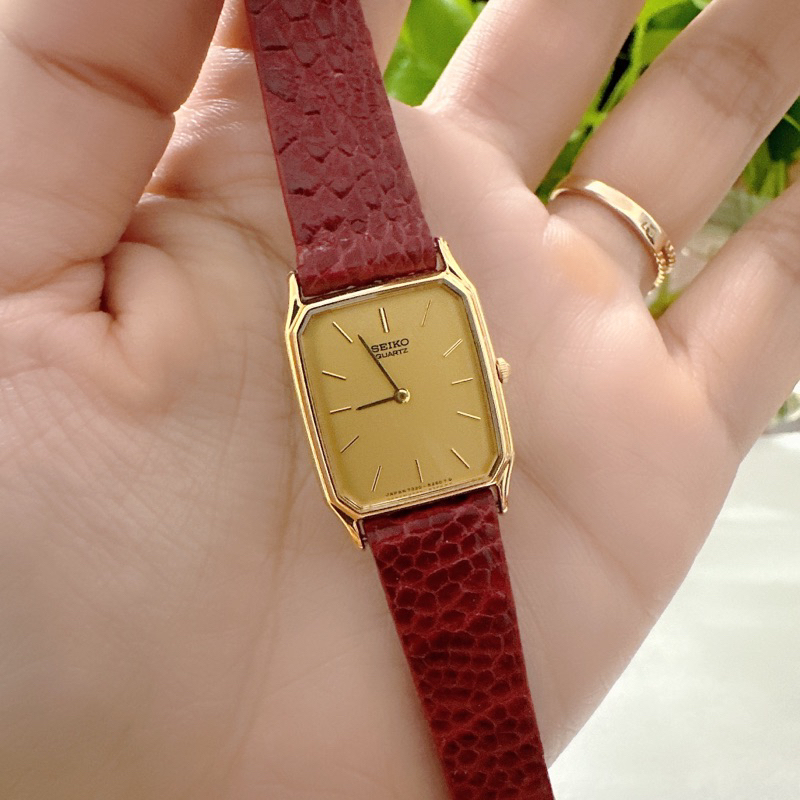 Đồng hồ nữ si nhật dáng tank hiệu Seiko, dây đà điểu khoá zin