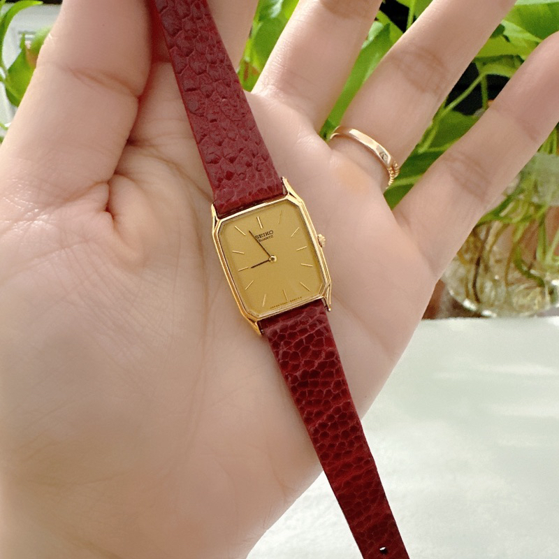 Đồng hồ nữ si nhật dáng tank hiệu Seiko, dây đà điểu khoá zin