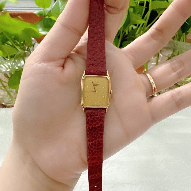 Đồng hồ nữ si nhật dáng tank hiệu Seiko, dây đà điểu khoá zin