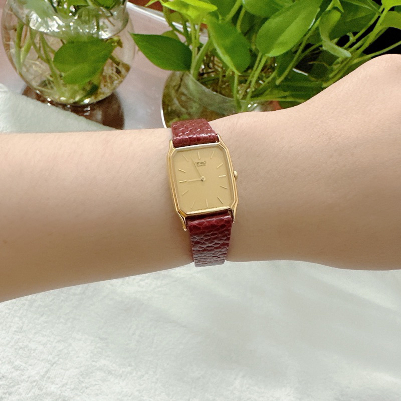 Đồng hồ nữ si nhật dáng tank hiệu Seiko, dây đà điểu khoá zin