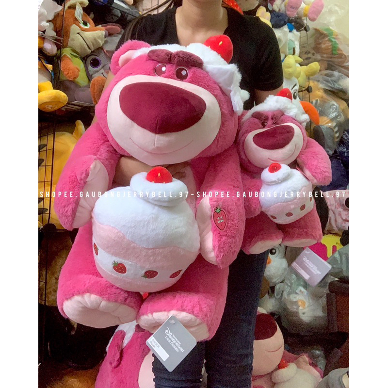 Có sẵn  Gấu dâu ôm bánh kem siêu thơm - Lotso Bear Soft Strawberry Cake chính hãng Disney