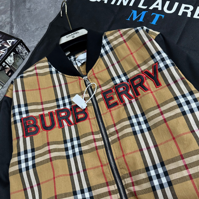 Áo Khoác Bomber Burb.Bery Phối Thân Thêu Chữ Hot New 2023 - Áo Khoác Bomber Nam Nữ Cao Cấp