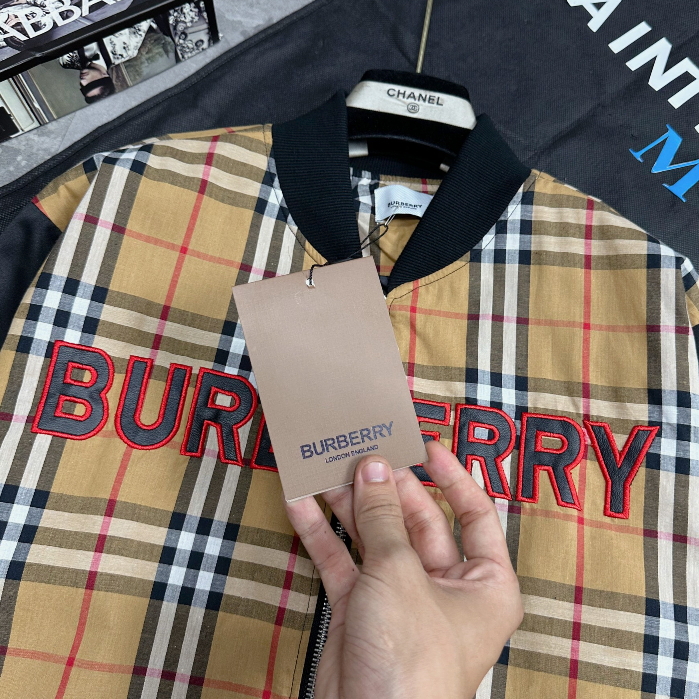Áo Khoác Bomber Burb.Bery Phối Thân Thêu Chữ Hot New 2023 - Áo Khoác Bomber Nam Nữ Cao Cấp