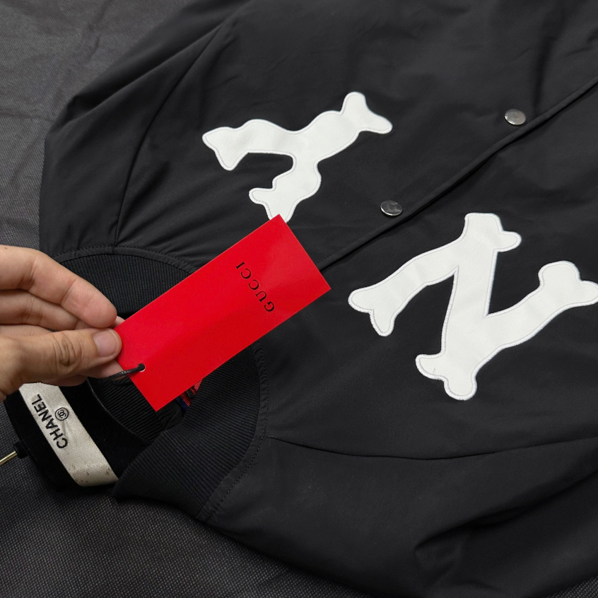 Áo Khoác Gió Bomber Gu.Ci Bản Phối Chữ Thêu Da NY Cúc Đính Kim Loại Ti Tan Mẫu Hót 2023