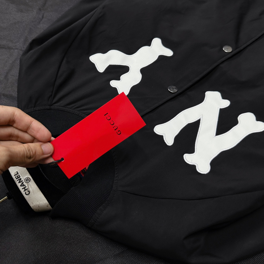 Áo Khoác Gió Bomber Gu.Ci Bản Phối Chữ Thêu Da NY Cúc Đính Kim Loại Ti Tan Mẫu Hót 2023