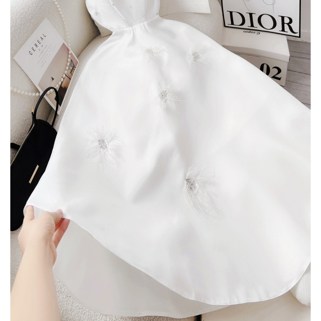 VÁY CÚP TRẮNG ĐÍNH HẠT SÁNG KÈM LÔNG VŨ RƠI 110923