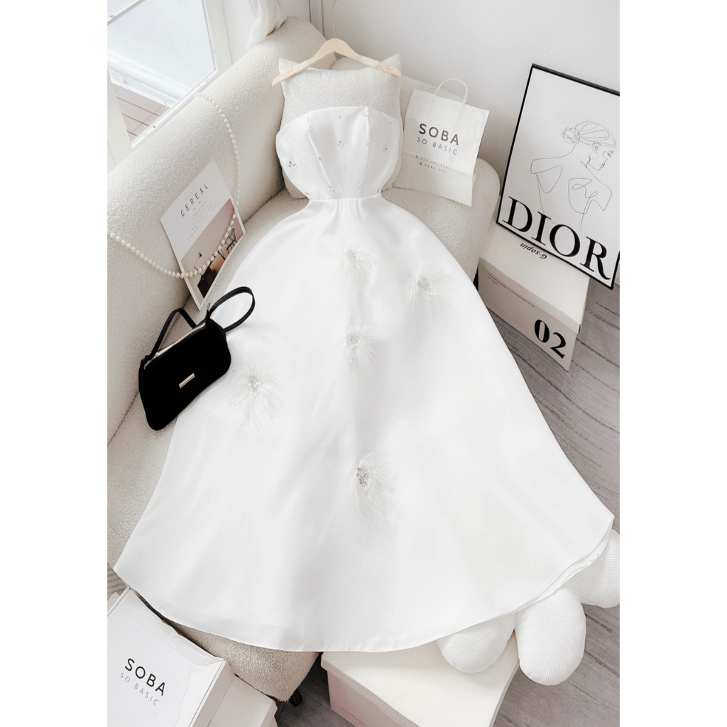 VÁY CÚP TRẮNG ĐÍNH HẠT SÁNG KÈM LÔNG VŨ RƠI 110923