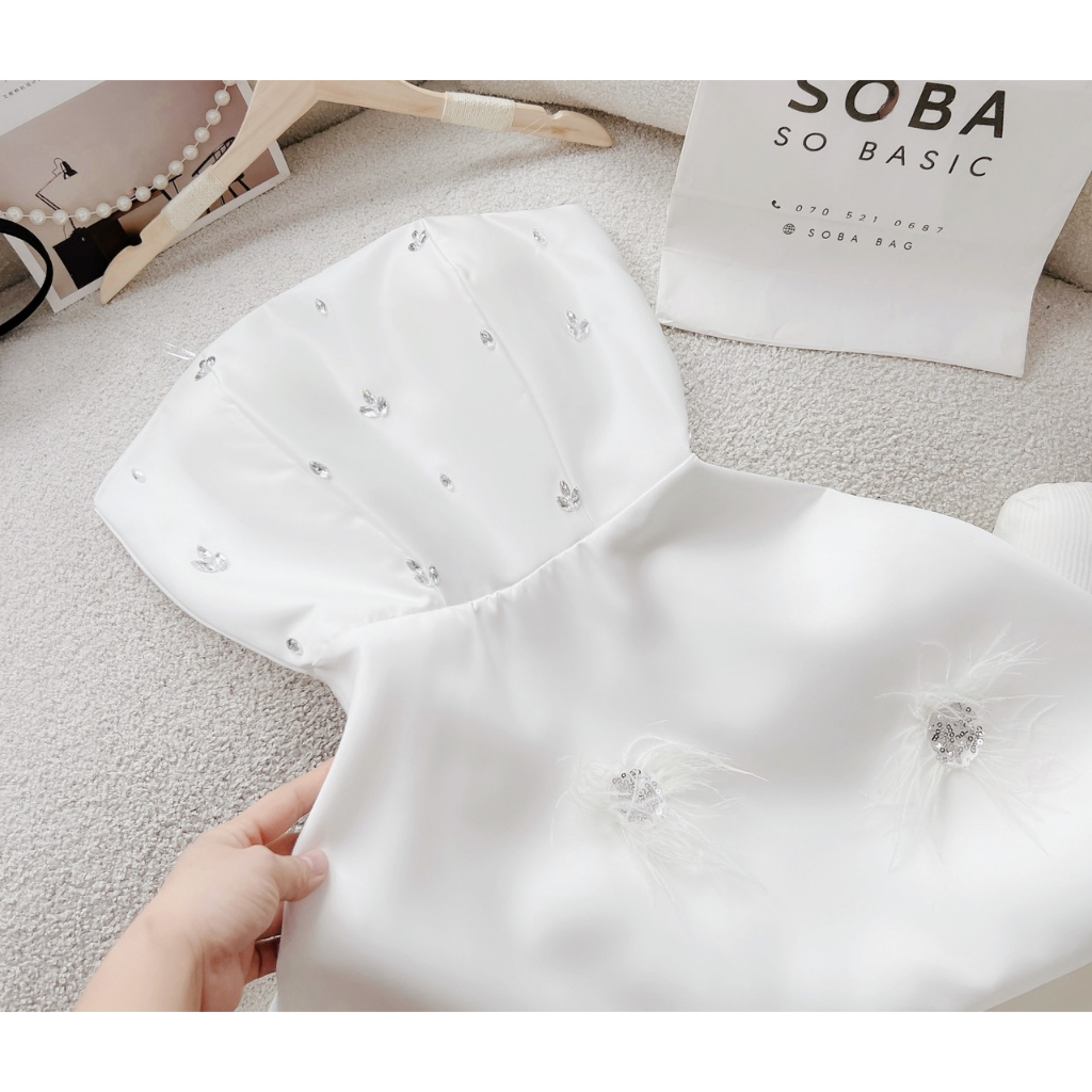 VÁY CÚP TRẮNG ĐÍNH HẠT SÁNG KÈM LÔNG VŨ RƠI 110923