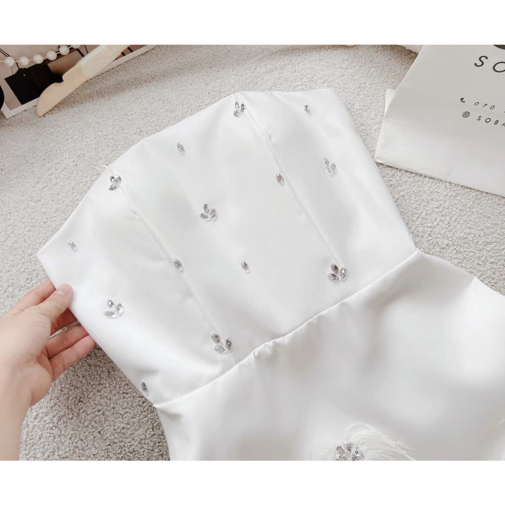 VÁY CÚP TRẮNG ĐÍNH HẠT SÁNG KÈM LÔNG VŨ RƠI 110923