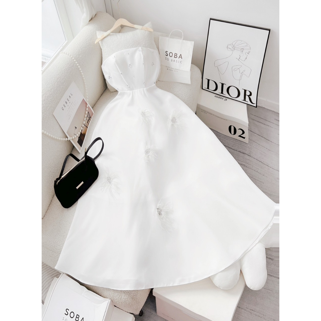 VÁY CÚP TRẮNG ĐÍNH HẠT SÁNG KÈM LÔNG VŨ RƠI 110923