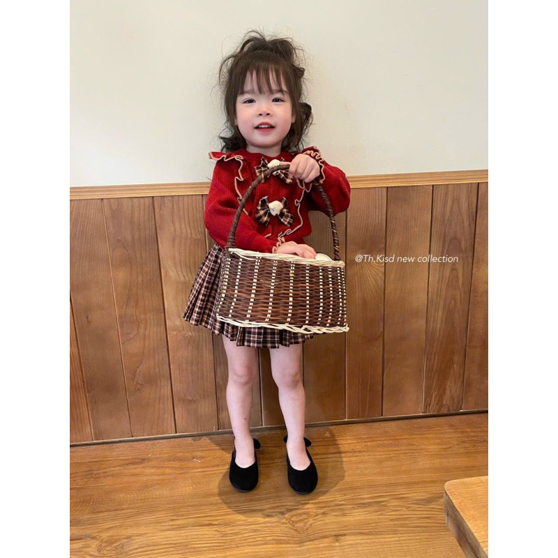 Set áo len chân váy kẻ cho bé gái siêu xinh