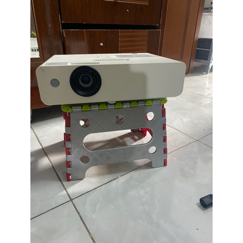 Máy chiếu chính hãng Panasonic PT-LB330 phù hợp dạy học/văn phòng/ quán.