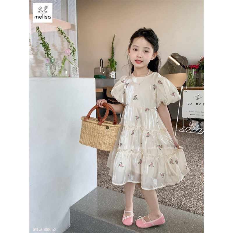 Đầm trắng hoa thêu