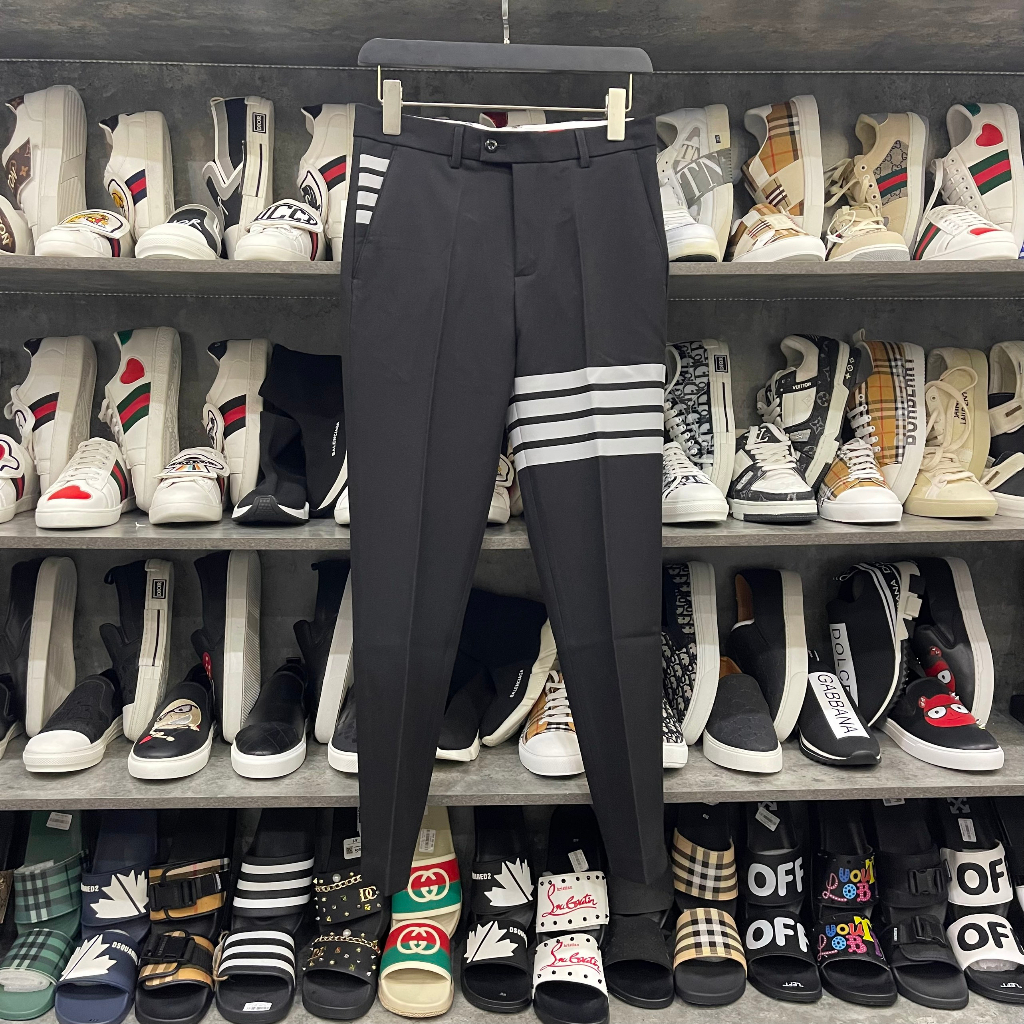 Quần âu nam Thom Browne in 4 sọc xám đùi phối thêu chữ túi sau vạch kẻ lưng eo boy phố hàn quốc QA10P