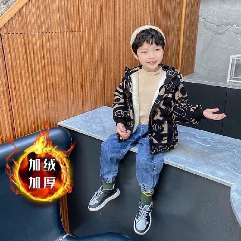 Áo khoác gió đen in chữ lót lông cừu cho bé trai