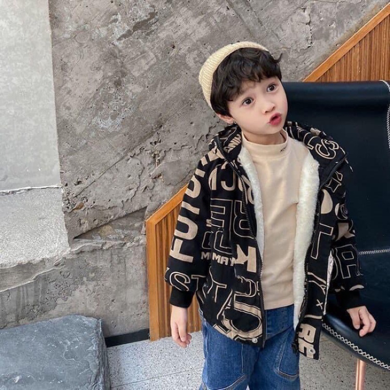 Áo khoác gió đen in chữ lót lông cừu cho bé trai