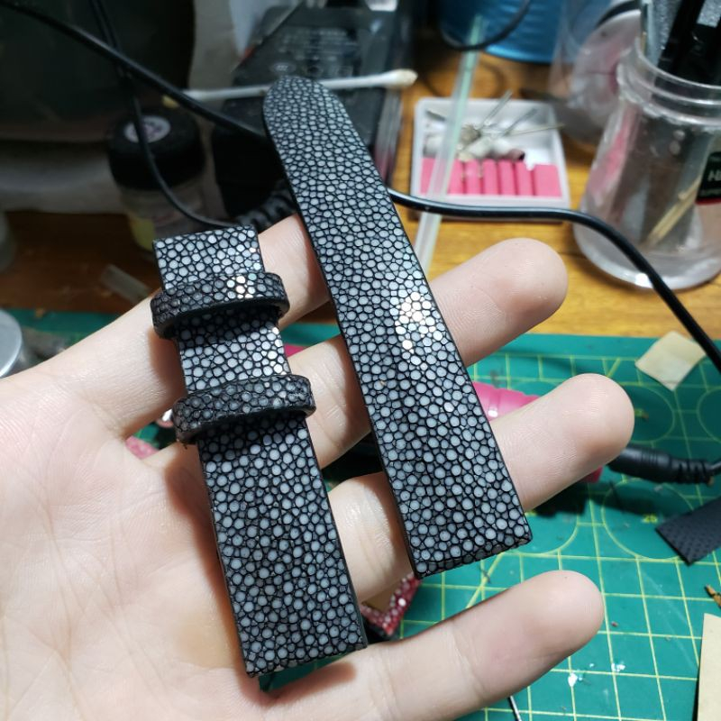 Dây đồng hồ handmade da cá đuối đen kèm khóa, tool thay dây