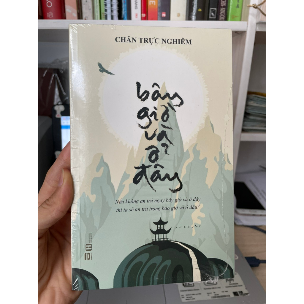 Sách - Bây Giờ Và Ở Đây