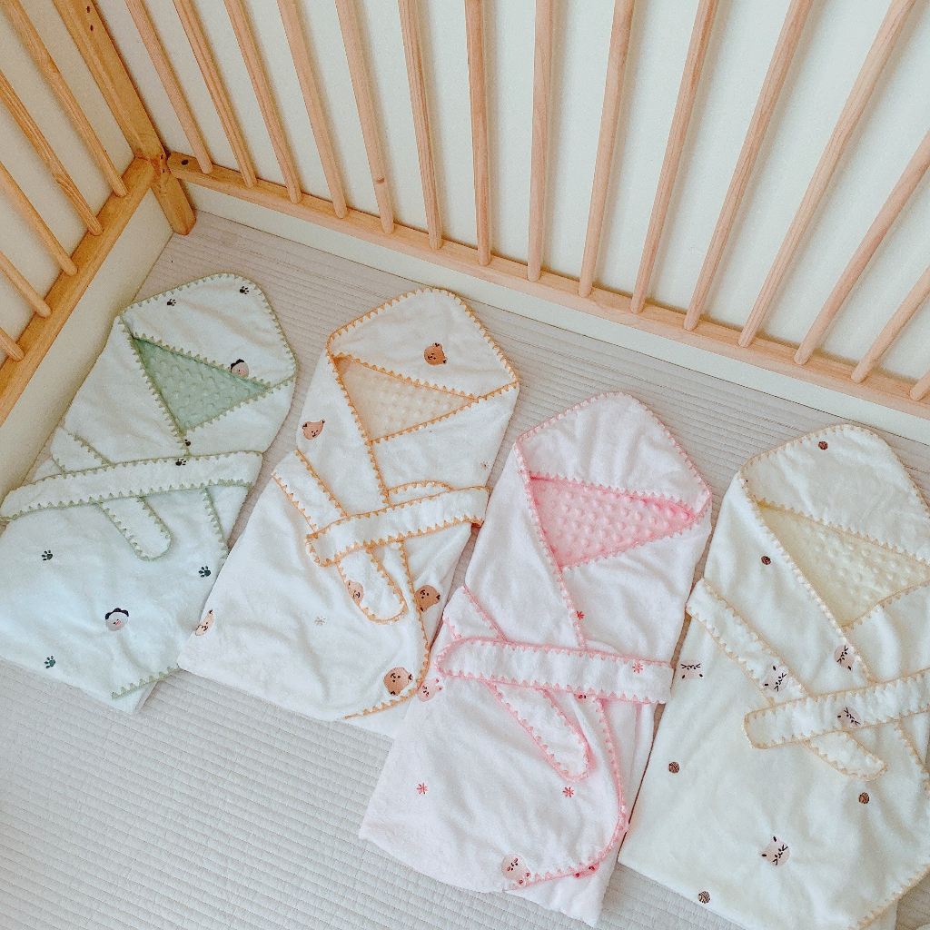 Ủ Choàng Đón Bé MONONA MOLLI MOCHEE Thêu họa tiết Xuất Hàn Đa Năng Kiêm Cho Bé Sơ Sinh Đến 6 Tháng Tuổi