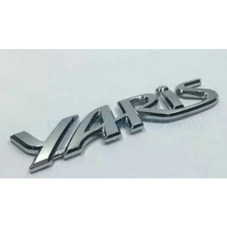 Logo chữ nổi Yaris được dán sau xe Toyota Yaris