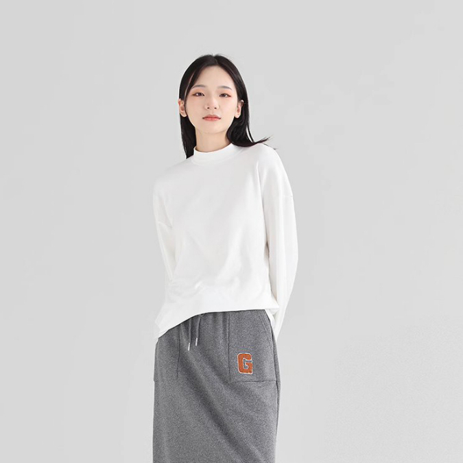 Áo nỉ Dessuu dài tay cổ tròn cao basic màu trắng