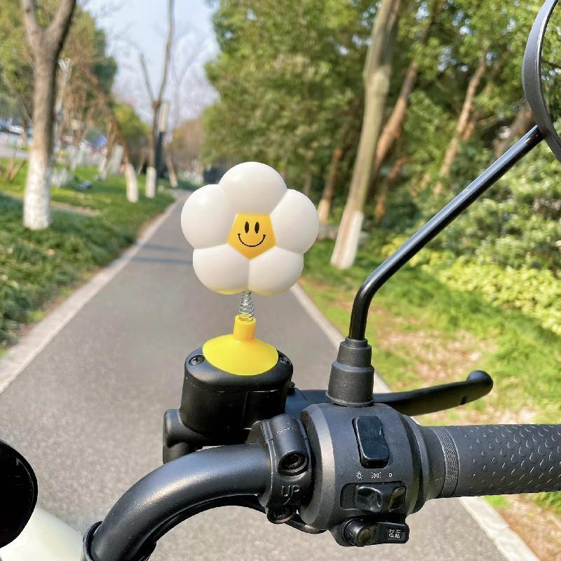 Bông hoa gắn mũ bảo hiểm độc lạ dễ thương hình mặt cười đáng yêu