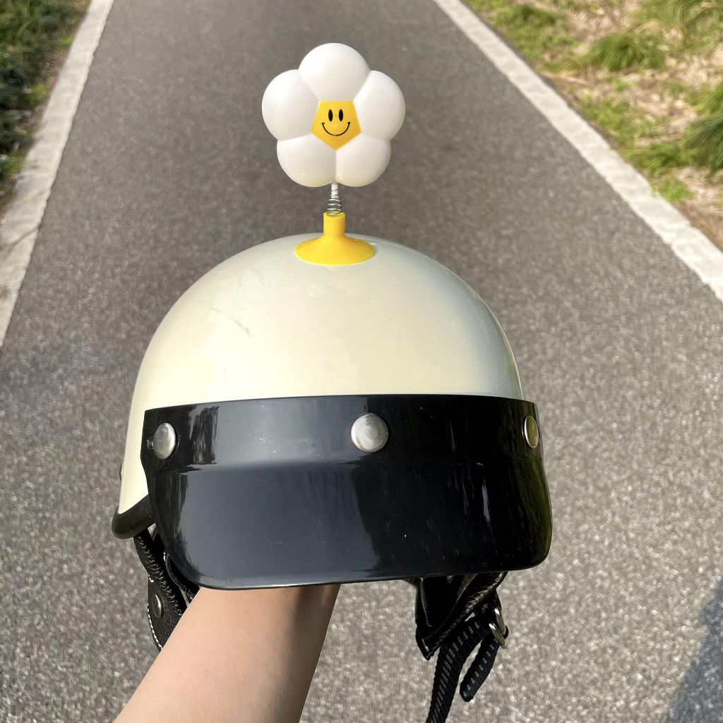 Bông hoa gắn mũ bảo hiểm độc lạ dễ thương hình mặt cười đáng yêu