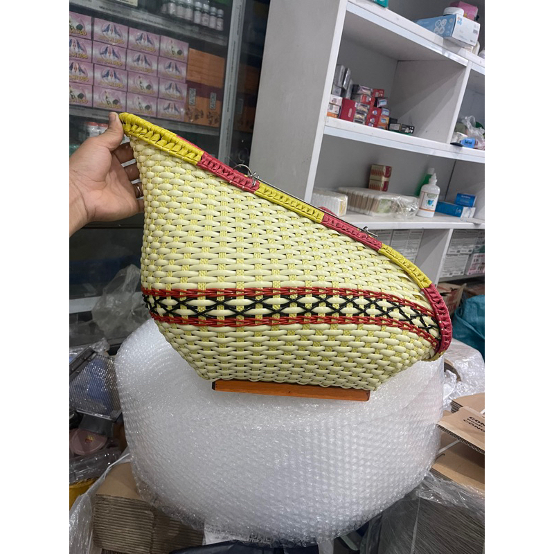 làn, giỏ gà nhựa giả mây đựng gà chọi, cài móc ( tặng bao mỏ, áo gà, chùm đầu gà)