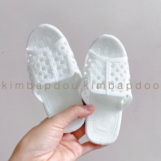 Dép tổ ong, Guốc mộc, Guốc quai kẹp cho bé phối đồ phù hợp với nhiều dịp lễ tết