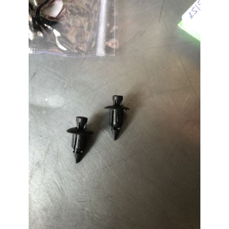 Chốt nhựa nhỏ gắn mặt nạ vision