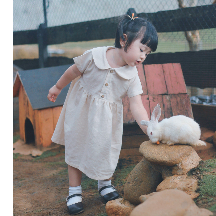(Yi Closet) Đầm linen tay ngắn cổ sen màu beige cho bé từ 11 - 21kg