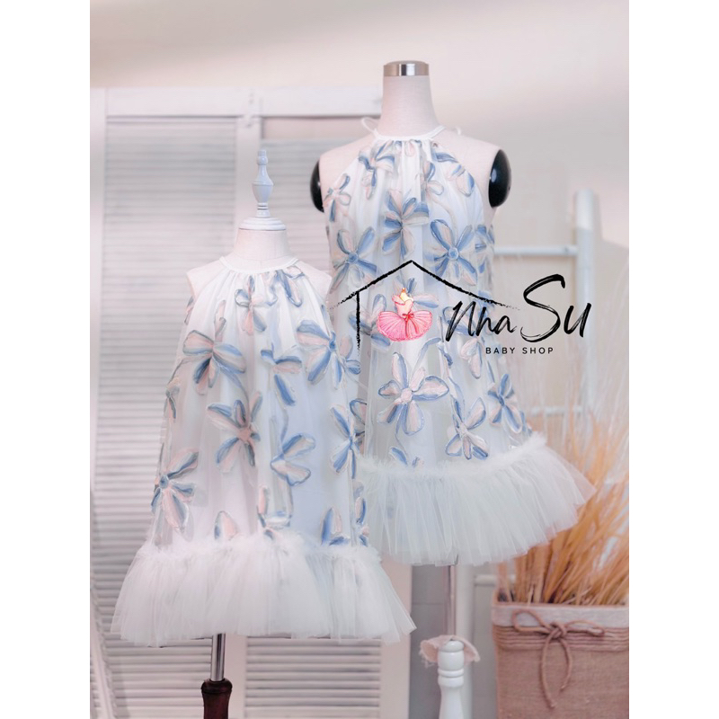 Đầm yếm hoa 3D Nhà Su Shop cho mẹ và bé màu trắng xanh, thời trang cặp đôi mẹ và bé gái cho mùa hè đi biển